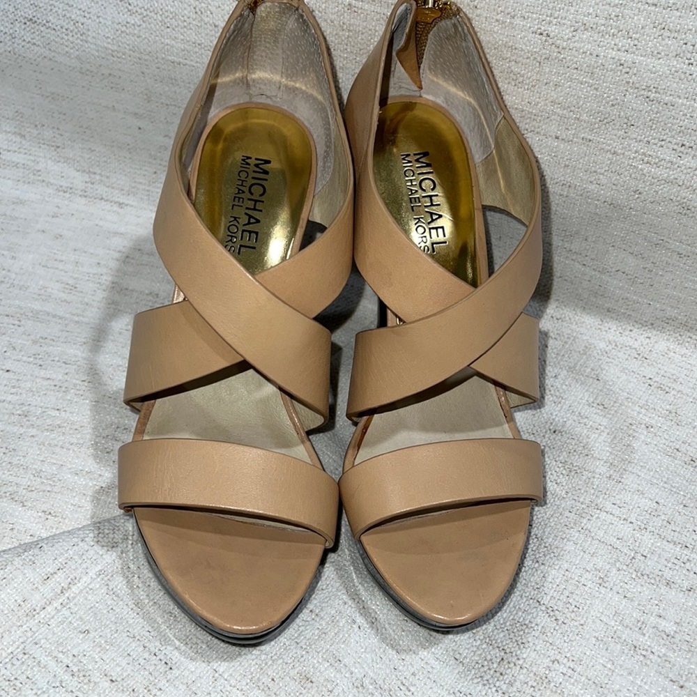 Like New Michael Kors tan leather sandals